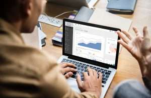 Equipe analisado como aumentar a produtividade da empresa