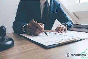 advogado conferindo documentos. Imagem ilustrativa para texto Trabalhar com licitações.
