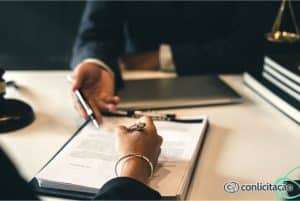 pessoas conferindo documentação sobre Preparar a empresa para licitação.