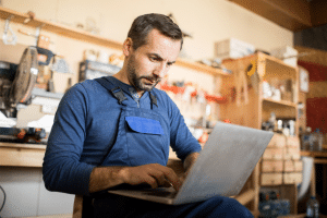 Homem usando computador para trabalhar. Imagem ilustrativa para texto Como funciona MEI.