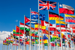 foto das bandeiras de vários países, imagem ilustrativa para texto licitação internacional.