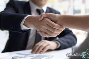 Pessoas apertando mãos. Imagem ilustrativa para texto agente de contratação.