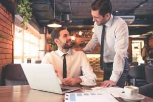 dois homens representando sócios em empresas diferentes participando de uma mesma licitação