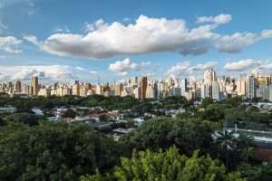 Vista panorâmica de São Paulo com prédios e áreas verdes, simbolizando as oportunidades disponíveis por meio das licitações em São Paulo.